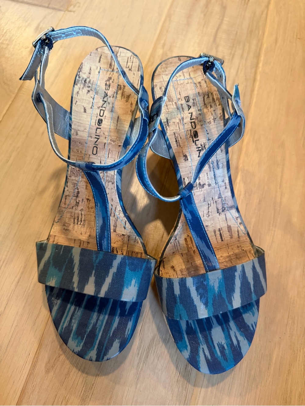 Bandolino Blue Patterned T-Strap Sandals wedges size 7